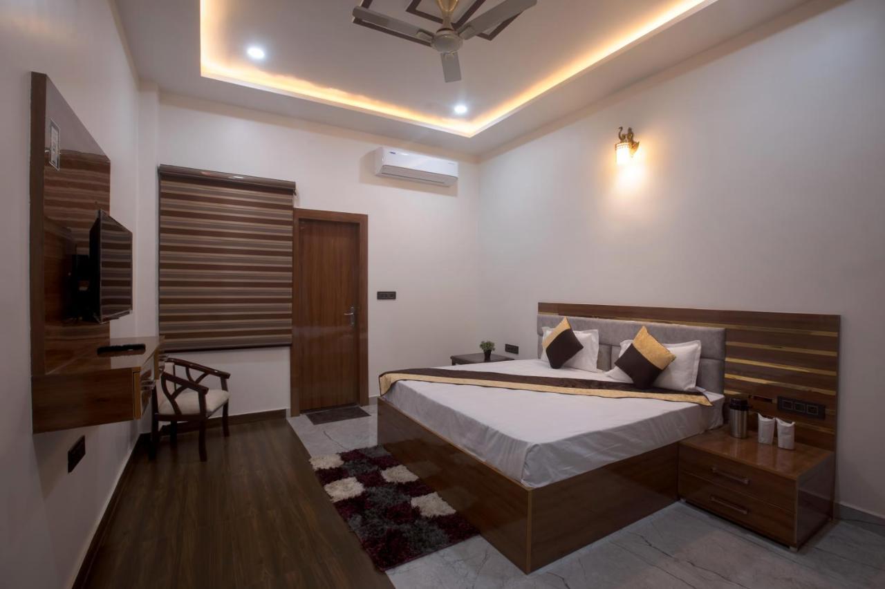 Madhav Residency Hotel Mathura Ngoại thất bức ảnh