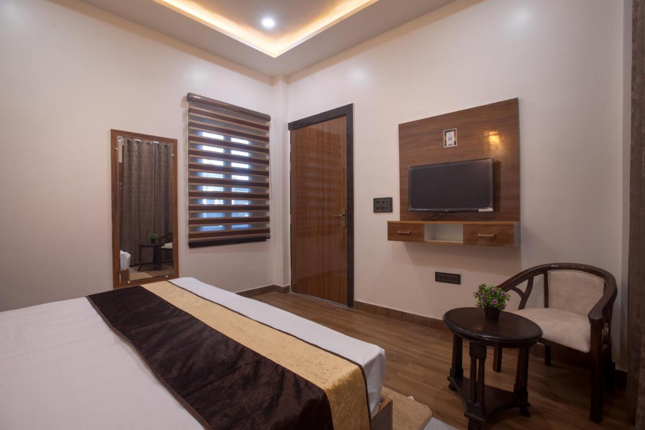 Madhav Residency Hotel Mathura Ngoại thất bức ảnh